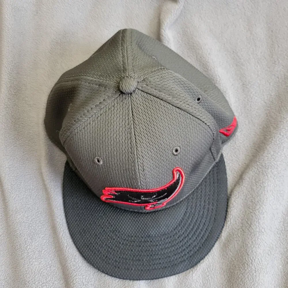 TAMPA BAY BUCCANEERS Hat Cap Fitted Gun Metal Gray Embroidered Logo Red NFL - Picture 5 of 8